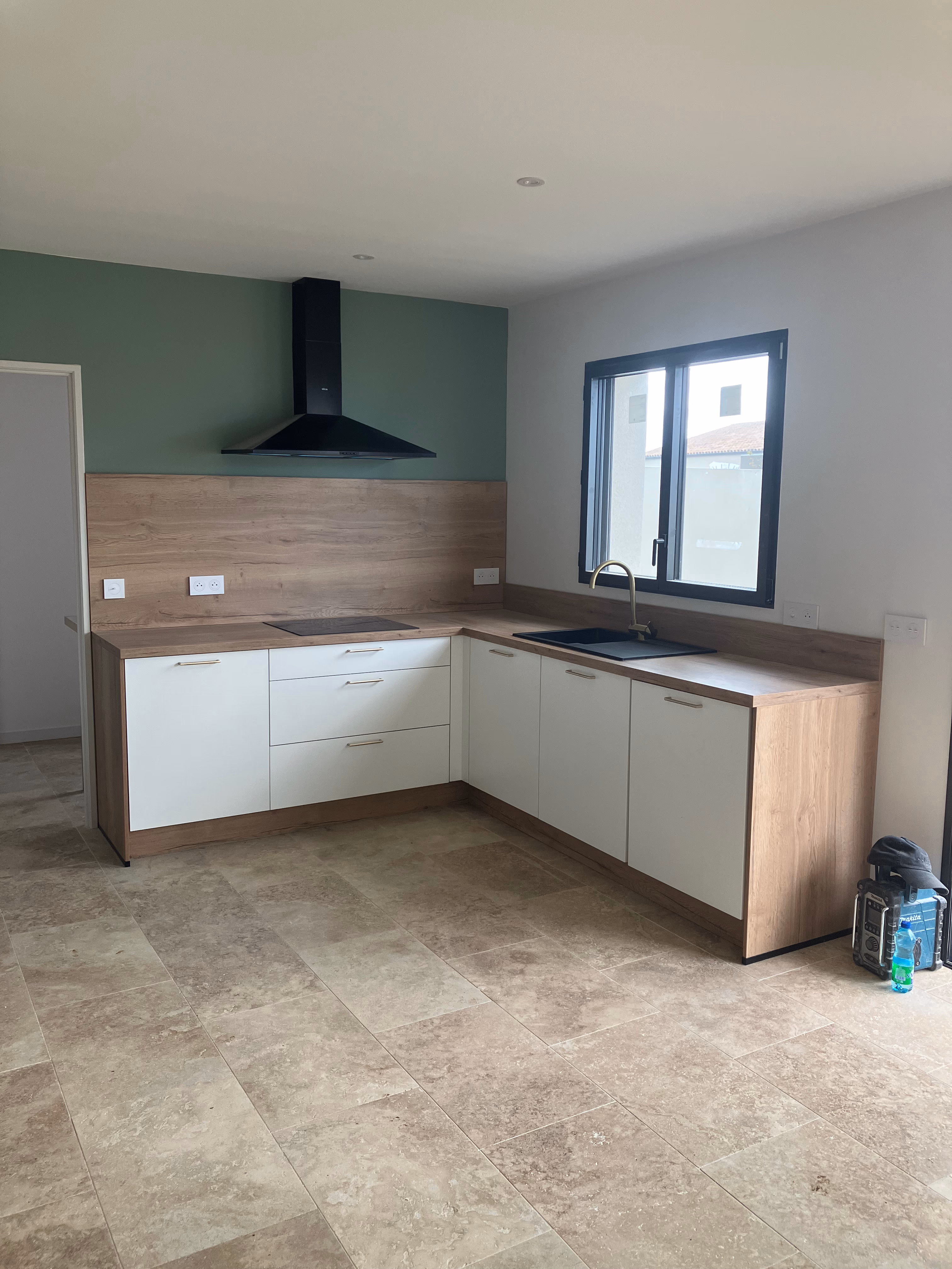 Rénovation cuisine ouverte Charente-Maritime 17 — carrelage crédence peinture artisan BTP