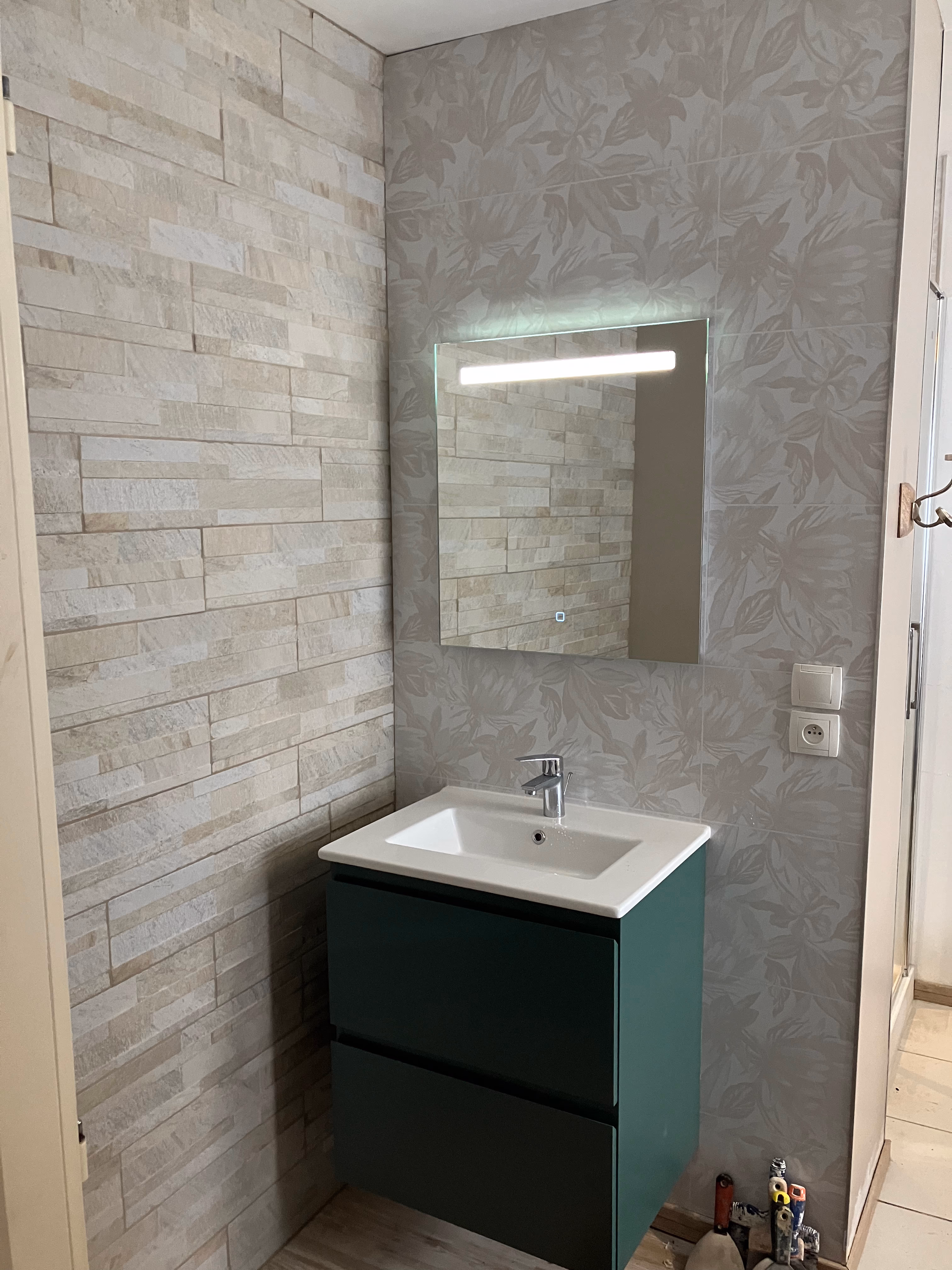 Rénovation salle de bain Royan 17200 — douche italienne carrelage faïence artisan 17