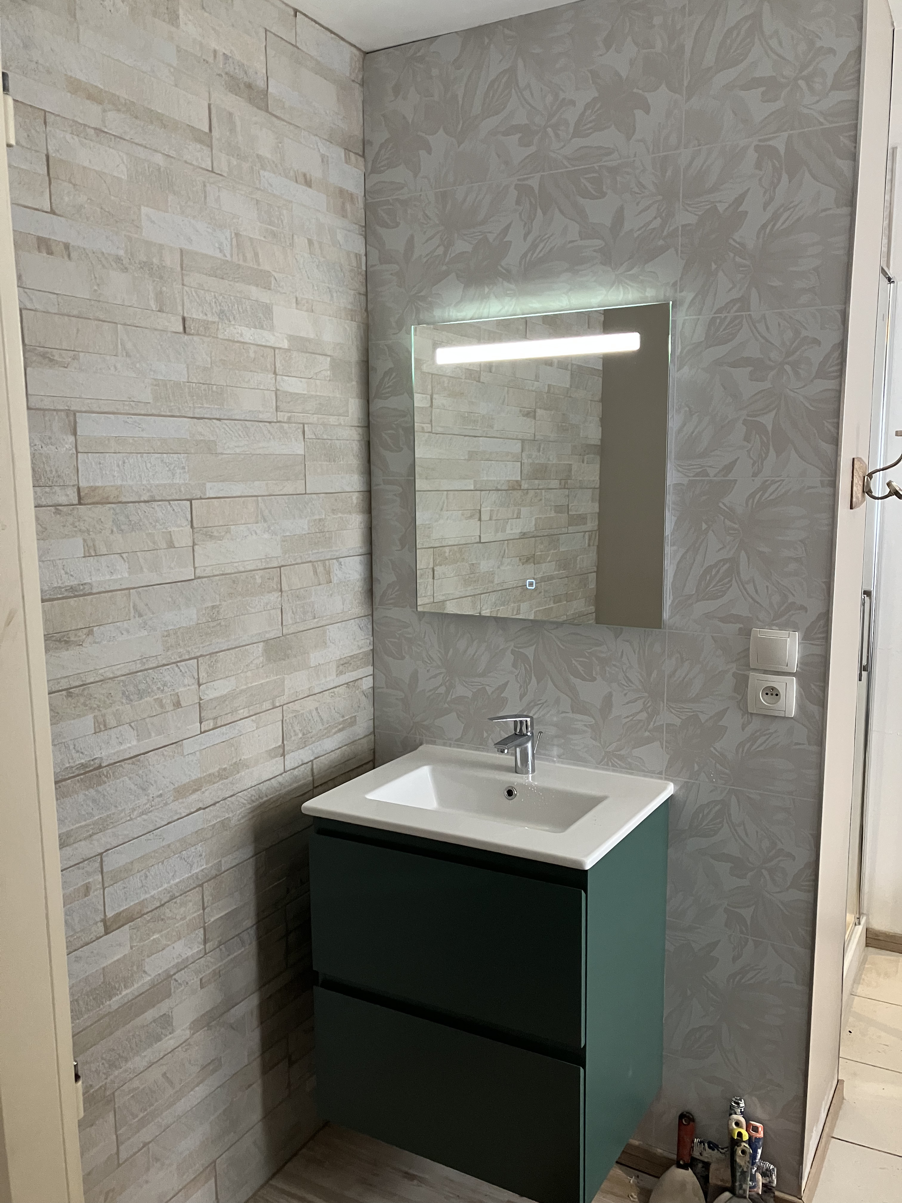 Rénovation salle de bain Royan 17200 — douche italienne carrelage faïence artisan 17